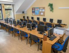 Sala komputerowa do wynajęcia w Zamościu, widok na stanowiska komputerowe