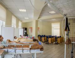 Sala do szkoleń w zakresie opieki medycznej przy ulicy Żeromskiego w Rzeszowie, widok na łóżka z manekinami oraz krzeszła z pulpitami