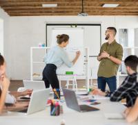 Szkolenie firmowe w sali konferencyjnej