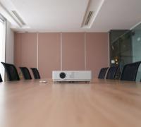 sala konferencyjna z projektorem 