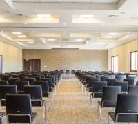 pusta sala konferencyjna z krzesłami w ustawieniu teatralnym