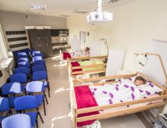 łóżka z manekinami w sali opiekuna medycznego