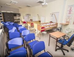 klimatyzowana sala opiekuna medycznego z tapicerowanymi krzesłami w Bydgoszczy