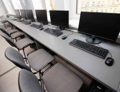 Sala komputerowa w Bydgoszczy, widok na stanowiska komputerowe w sali 