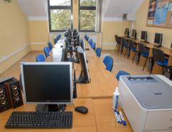 Sala komputerowa do wynajęcia w Zamościu, widok na stanowisko prowadzącego zajęcia