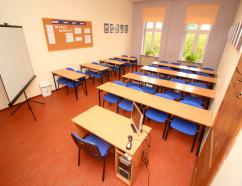 Sala szkoleniowa w Słupsku, widok na ławki w układzie szkolnym