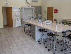 Sala chemiczno-farmaceutyczna przy ulicy Żeromskiego w Rzeszowie, widok na stanowiska szkoleniowe