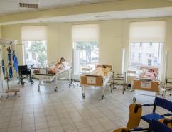 Sala do szkoleń w zakresie opieki medycznej w Rzeszowie, widok na łóżka z manekinami