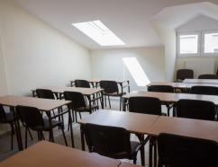 Sala szkoleniowa w Rzeszowie, widok na stoły w układzie szkolnym