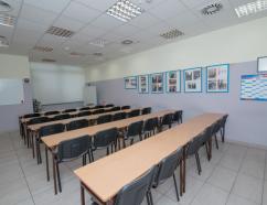 Sala szkoleniowa w Tychach, widok z tyłu sali na stoły ułożeniu szkolnym