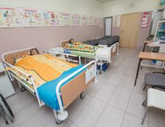 Sala opiekuna medycznego przy ulicy Jana Pawła II w Tychach, widok na łóżka z manekinami