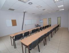 Sala szkoleniowa w Tychach, widok na stoły w ułożeniu szkolnym