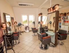 Sala do szkoleń fryzjerskich w Olsztynie, widok na stanowiska szkoleniowe