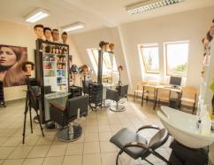 Sala do szkoleń fryzjerskich w Olsztynie przy ulicy Westerplatte, widok na stanowiska szkoleniowe