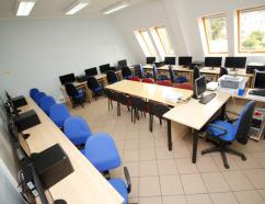 Sala do szkoleń komputerowych w Olsztynie, widok na stanowiska szkoleniowe 