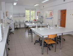 Sala farmaceutyczna w Lublinie wyposażona w dwa 12-osobowe stoły laboratoryjne, stanowiska do ważania (6 sztuk), lożę laminarną, digestorium oraz łaźnię wodną
