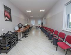 Sala do przeprowadzania szkoleń z zakresu fryzjerstwa w budynku TEB przy ulicy Polnej w Piotrkowie Trybunalskim
