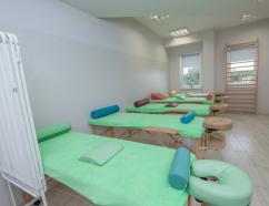 Sala do przeprowadzania szkoleń w zakresie masażu, widok na stanowiska szkoleniowe 