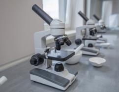 Pracownia farmaceutyczna w Piotrkowie Trybunalskim, widok na mikroskop 