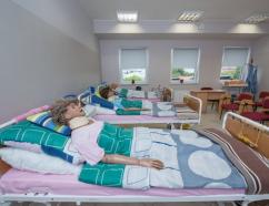 Sala opiekuna medycznego przy ulicy Polnej w Piotrkowie Trybunalskim, widok na łóżka medyczne z fantomami