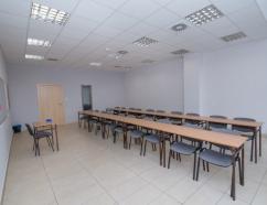 Sala szkoleniowa w Tychach w budynku TEB przy ulicy Jana Pawła II, widok na krzesła tapicerowane oraz stoły