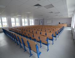 Aula w budynku WSB w Gdańsku, widok na krzesła tapicerowane z pulpitami