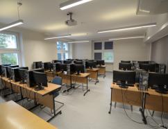 Pracownia komputerowa przy al. Grunwaldzkiej w Gdańsku, widok na stanowiska komputerowe oraz rzutnik multimedialny