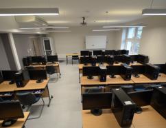 Pracownia komputerowa w budynku WSB przy al. Grunwaldzkiej w Gdańsku