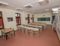 Sala szkoleniowa w budynku TEB przy ulicy Korfantego w Rybniku, widok na tablice multimedialną, tablice kredową oraz krzesła ze stołami w układzie szkolnym