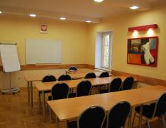 Sala szkoleniowa dla maksymalnie 16 uczestników w ustawieniu szkolnym
