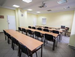 sala szkoleniowa dla max. 25 osób w ustawieniu szkolnym