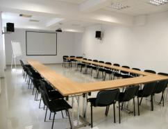 Sala szkoleniowa w ustawieniu szkolnym w centrum Łodzi