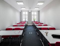 sala szkoleniowa we Wrocławiu w ustawieniu szkolnym