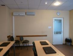 12-osobowa sala komputerowa w ustawieniu szkolnym w centrum Bydgoszczy