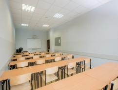 sala szkoleniowa dla 24 osób w ustawieniu szkolnym w Bełchatowie