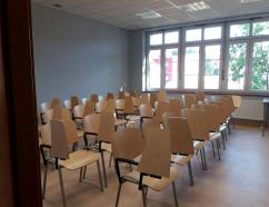 sala szkoleniowa w ustawieniu teatralnym w Jeleniej Górze krzesła z pulpitami