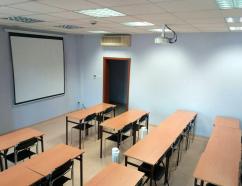 sala szkoleniowa w centrum Jeleniej Góry w ustawieniu szkolnym
