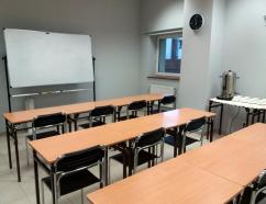 sala szkoleniowa na wynajem w ustawieniu szkolnym w Jeleniej Górze