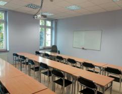 sala szkoleniowa dla 16 osób w ustawieniu szkolnym