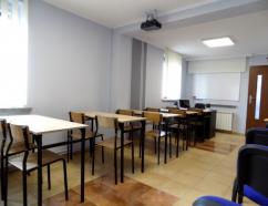 sala szkoleniowa w ustawieniu szkolnym w Ostrowie Wielkopolskim