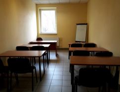 sala szkoleniowa dla 10 osób w ustawieniu szkolnym