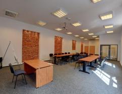 Łódź, sala szkoleniowa ze stołami ustawionymi w podkowę
