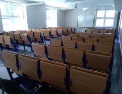 Sala szkoleniowa w budynku WSB przy al. Grunwaldzkiej w Gdańsku, widok na krzesła tapicerowane z pulpitami