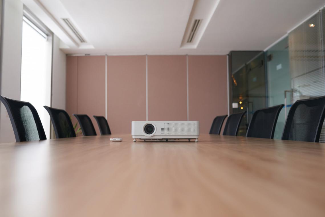 sala konferencyjna z projektorem 